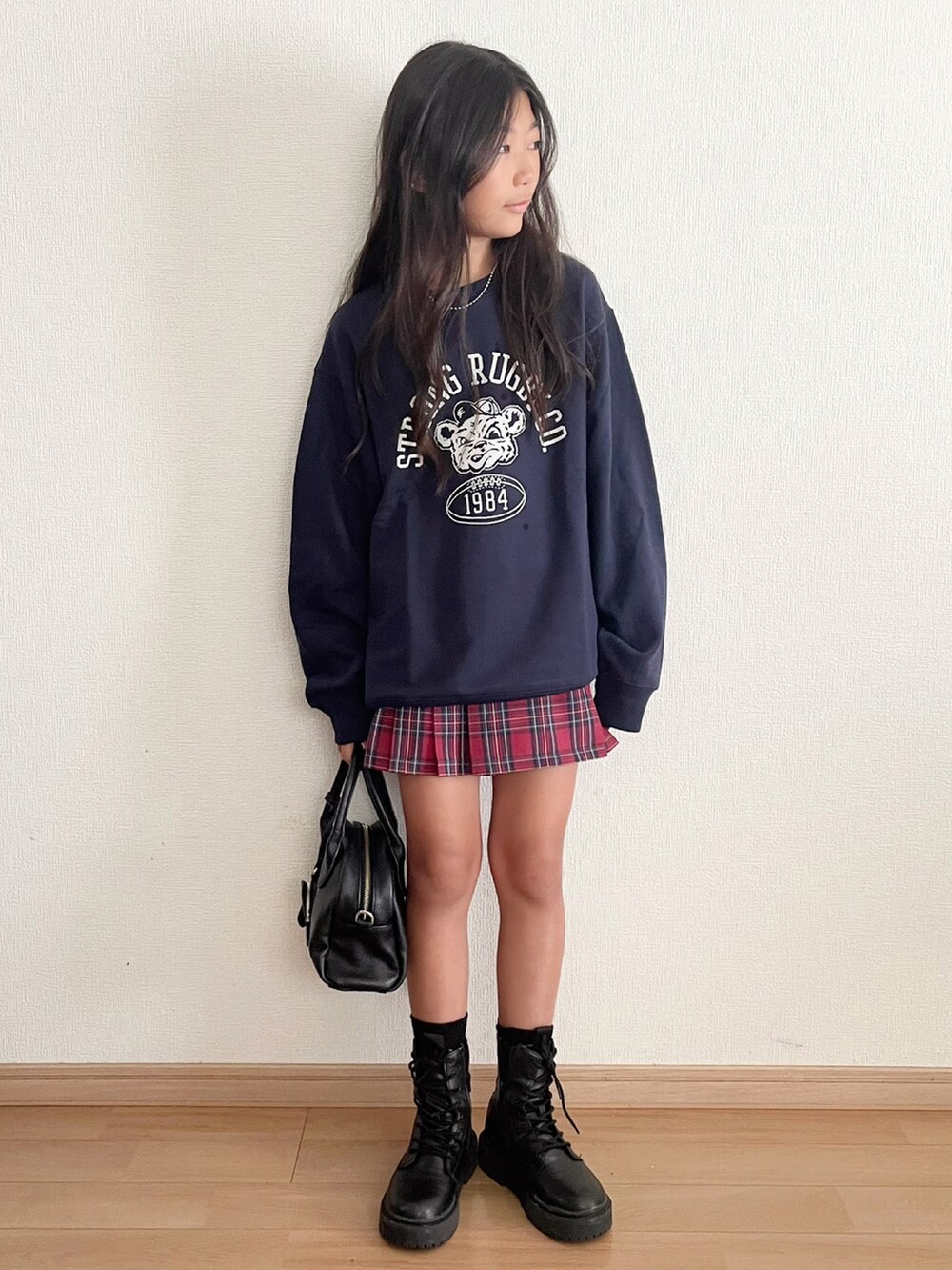 「チェック、秋コーデ、秋服準備はじめました、キッズファッション、カジュアルコーデ、ootd、スウェット、お出かけコーデ、ブーツ、UNIQLO、キャップ、休日スタイル、小学生、ストリート」｜「UNIQLOのアイテム（スウェット、ブルー系）」を使った、renaさん（キッズ・137cm）の秋コーディネートの2枚目の写真