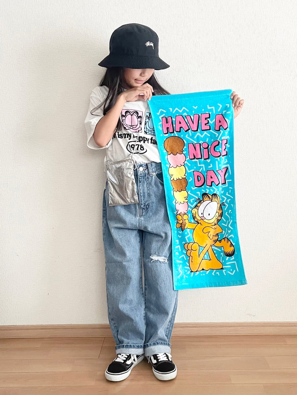 ブルー系のデニムパンツ、ホワイト系のTシャツ/カットソー、シルバー系のショルダーバッグを着用したキッズの春コーディネートの3枚目の写真