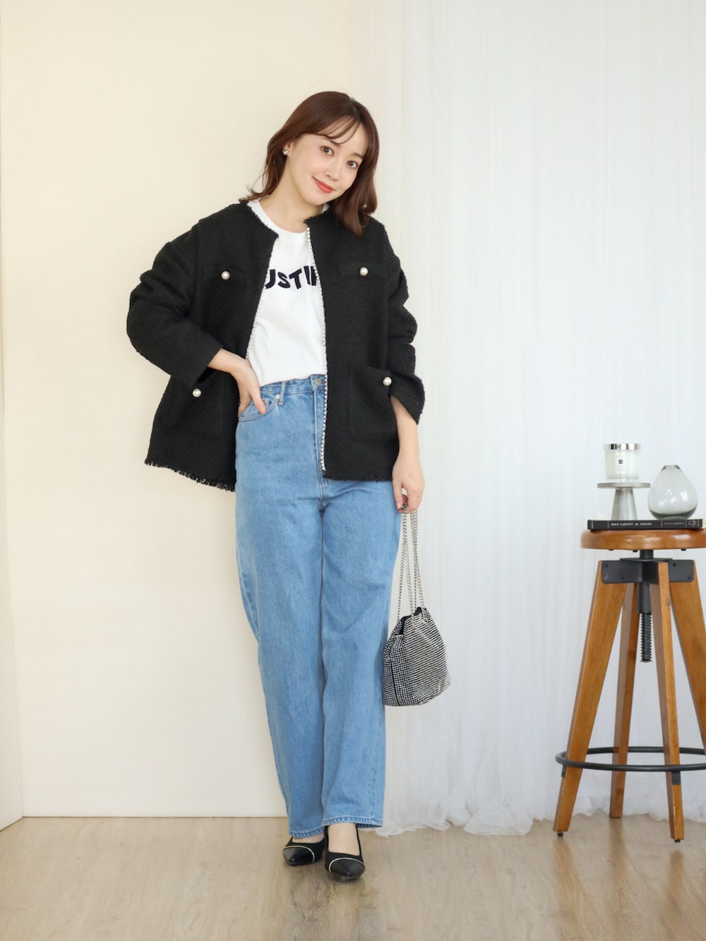 ブラック系のジャケット/アウター、ホワイト系のTシャツ/カットソー、ブルー系のデニムパンツを着用したレディースの冬コーディネートの2枚目の写真