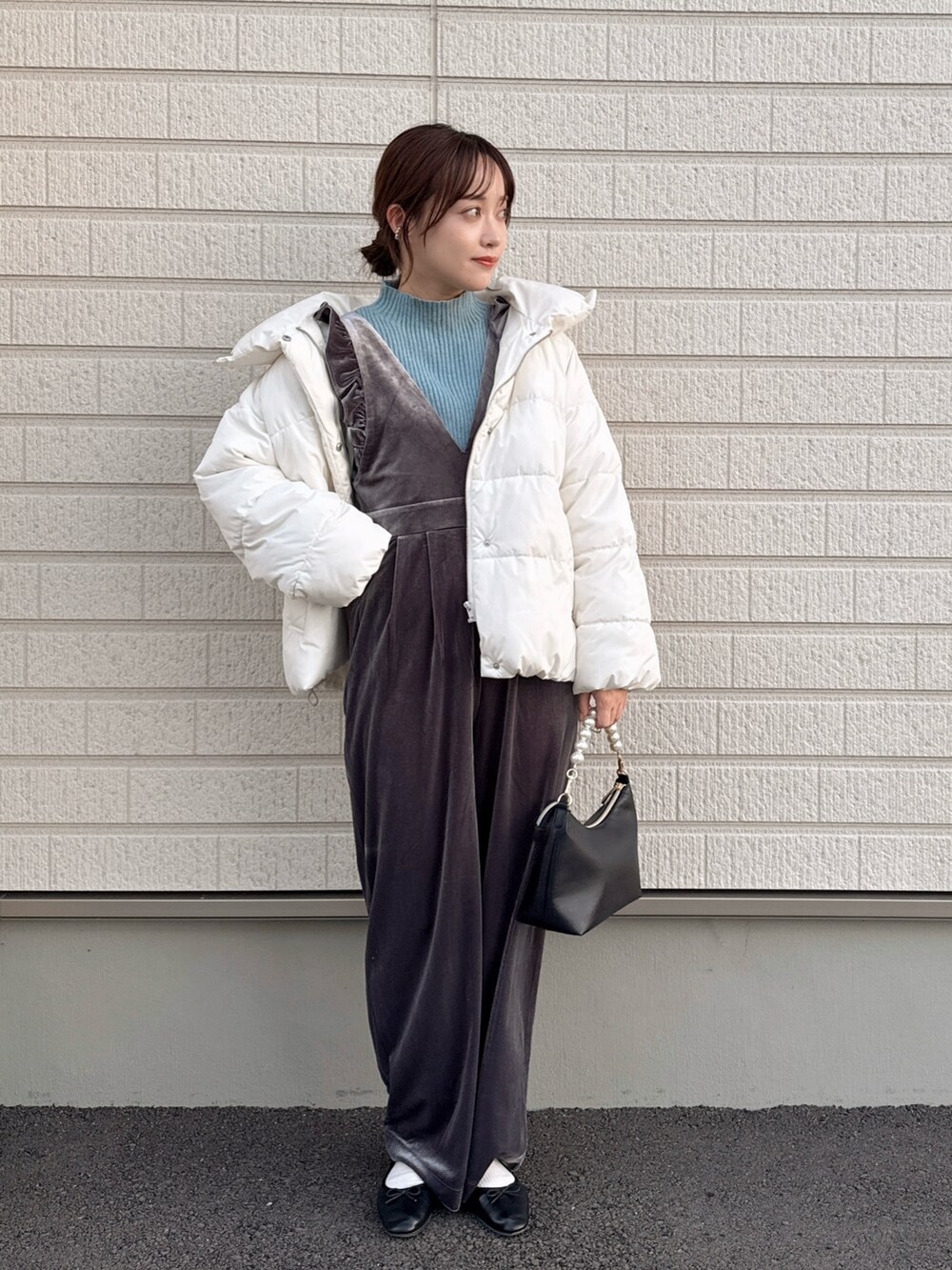 グレー系のつなぎ/オールインワン、ブルー系のトップス、ホワイト系のジャケット/アウターを着用したレディースの秋コーディネートの2枚目の写真