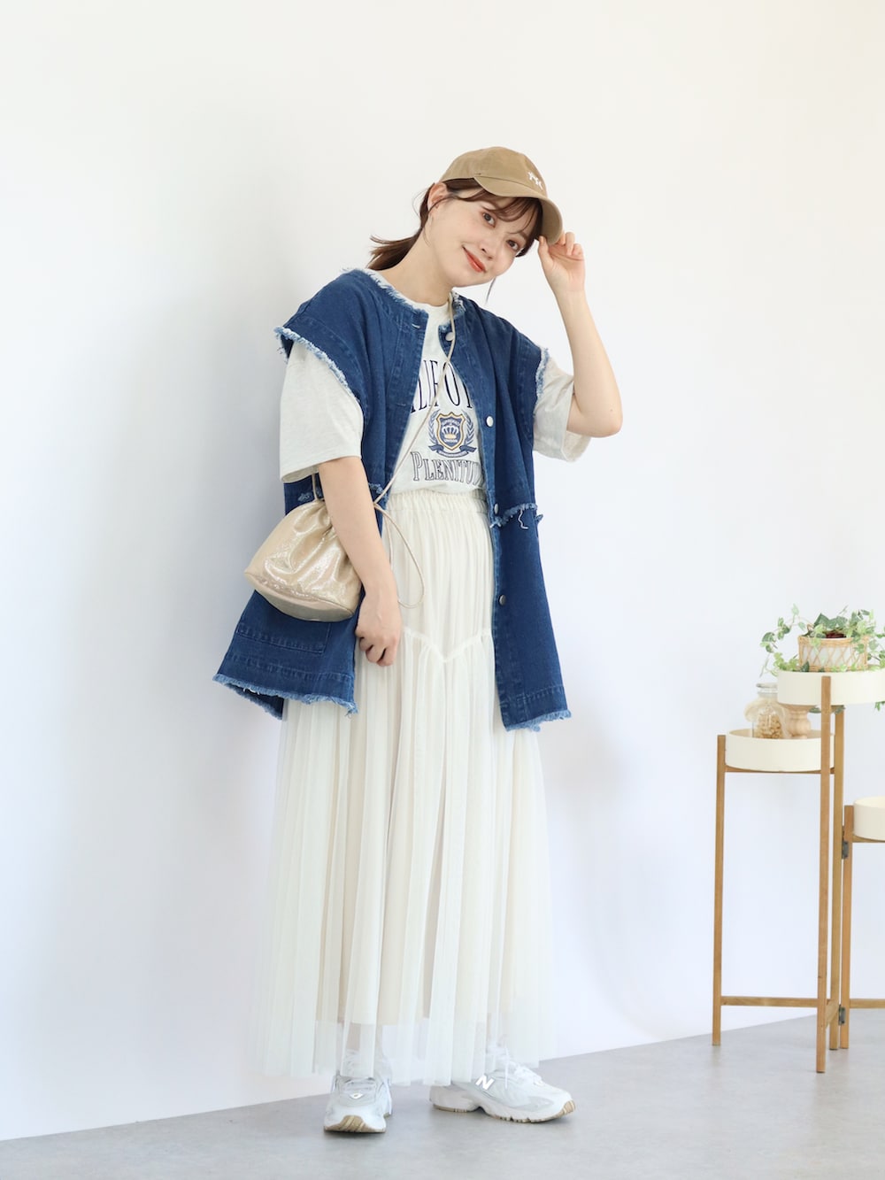 グレー系のTシャツ/カットソー、ブルー系のデニムジャケット、ホワイト系のスカートを着用したレディースの春コーディネートの2枚目の写真