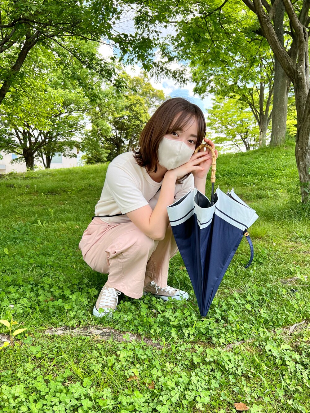 ピンク系のその他パンツ、ホワイト系のTシャツ/カットソー、ブラック系のショルダーバッグを着用したレディースの春コーディネートの3枚目の写真