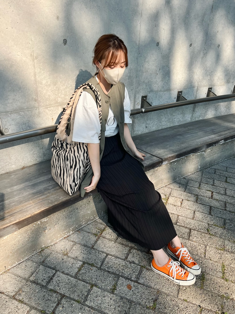 ホワイト系のTシャツ/カットソー、グリーン系のベスト、その他のトートバッグを着用したレディースの春コーディネートの2枚目の写真