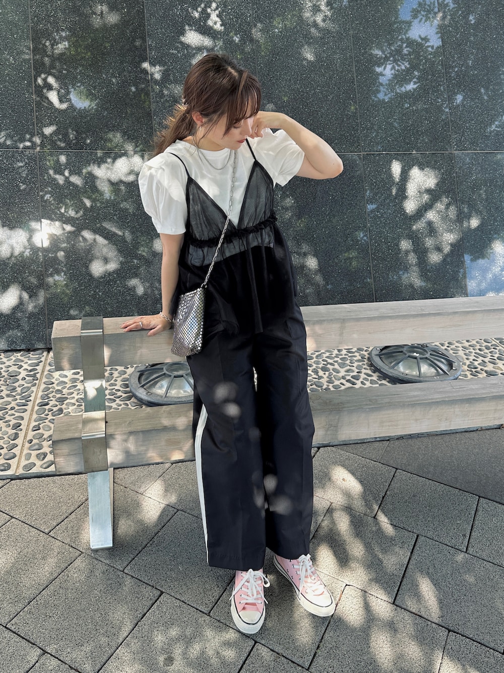 ホワイト系のTシャツ/カットソー、ブラック系のその他パンツ、シルバー系のショルダーバッグを着用したレディースの夏コーディネートの2枚目の写真
