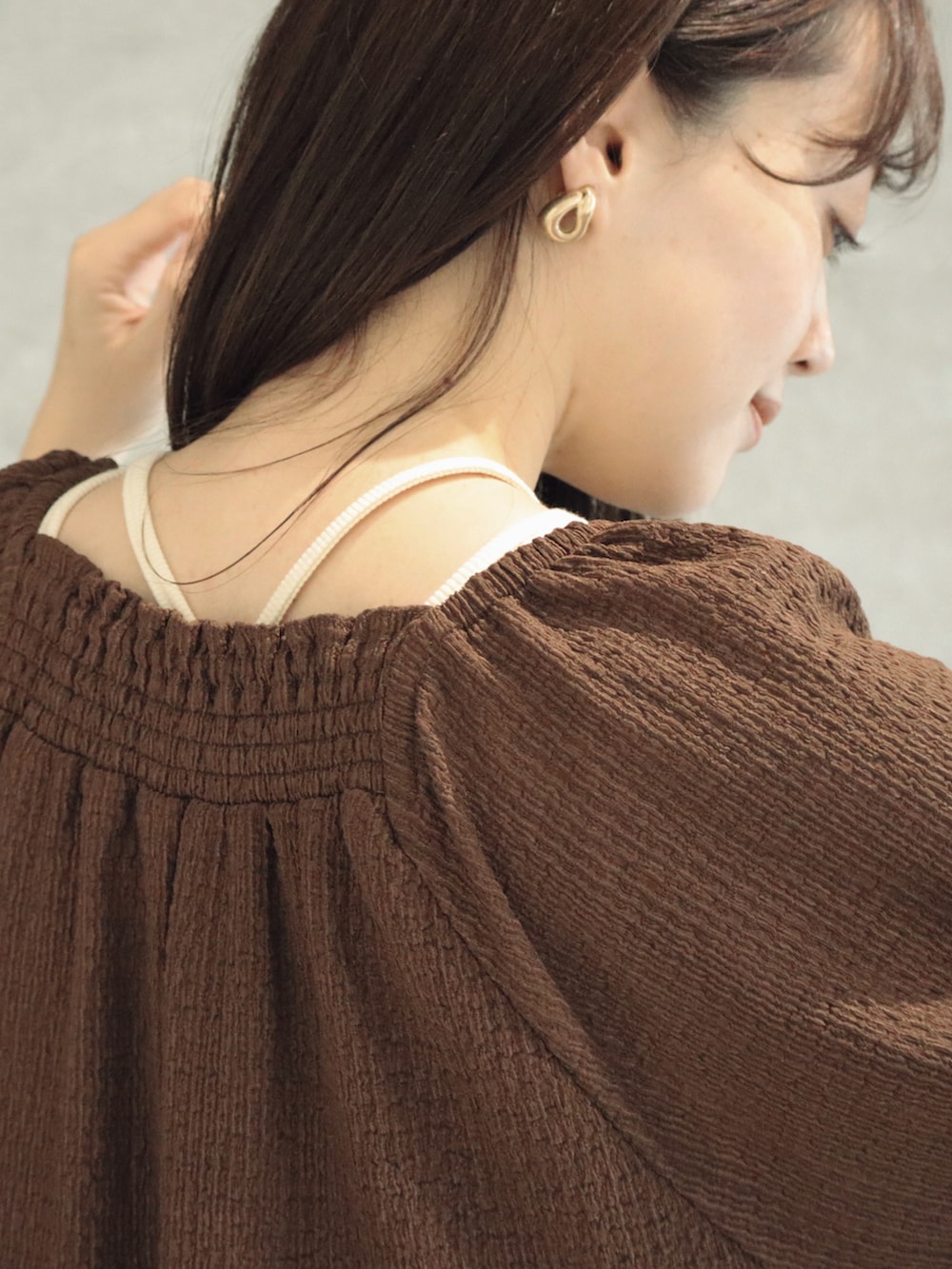 ブラウン系のワンピース/ドレス、ホワイト系のパンツ、ホワイト系のタンクトップを着用したレディースの春コーディネートの4枚目の写真