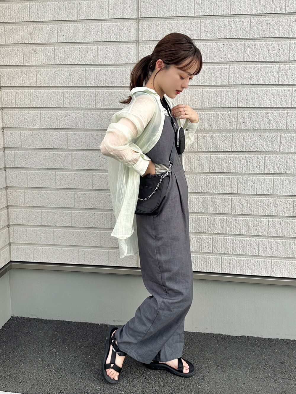 イエロー系のシャツ/ブラウス、ホワイト系のタンクトップ、グレー系のオールインワン・サロペットを着用したレディースの夏コーディネートの2枚目の写真