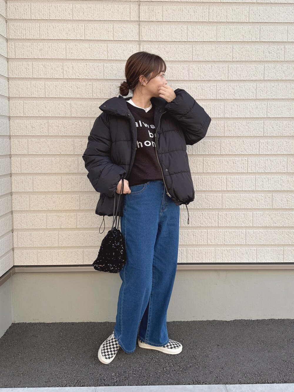 「ファッションを楽しもう、秋服コーデ、休日スタイル、冬、モノトーン、カジュアルコーデ、パンツスタイル、しまむら、しまむらコーデ、プチプラコーデ、terawearemu、中綿ジャケット、デニムコーデ、ママファッション、着まわしコーデ」｜「terawear emuのアイテム（ニット/セーター、ブラック系）」を使った、てらさん（レディース・161cm）の秋コーディネートの2枚目の写真