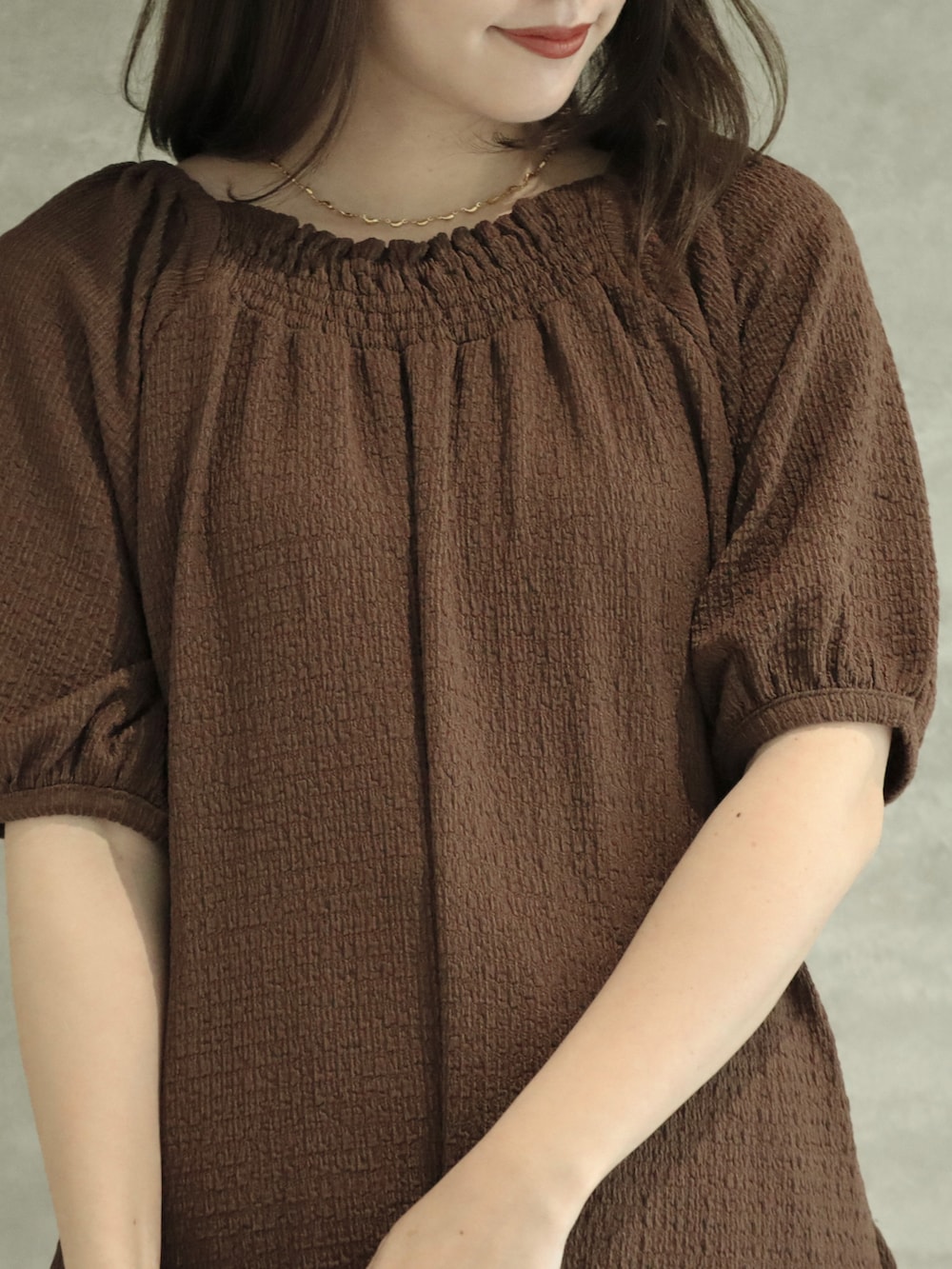 ブラウン系のワンピース/ドレス、ホワイト系のパンツ、ホワイト系のタンクトップを着用したレディースの春コーディネートの2枚目の写真