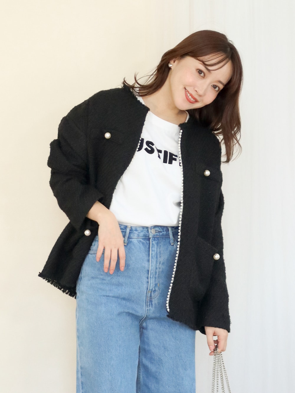 ブラック系のジャケット/アウター、ホワイト系のTシャツ/カットソー、ブルー系のデニムパンツを着用したレディースの冬コーディネートの3枚目の写真