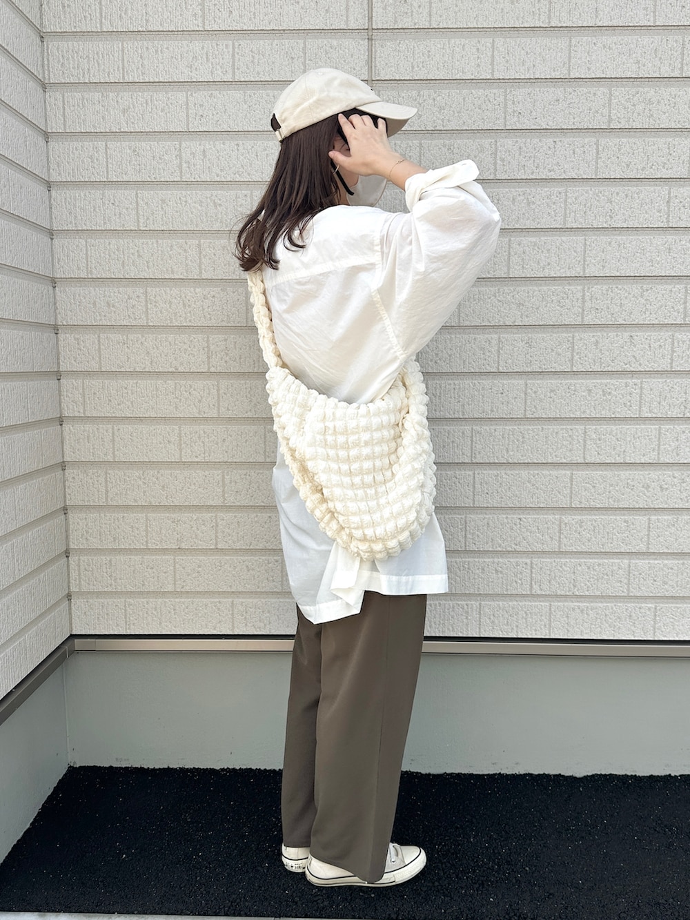 ホワイト系のバッグ、グリーン系のパンツ、ホワイト系のシャツ/ブラウスを着用したレディースの春コーディネートの3枚目の写真