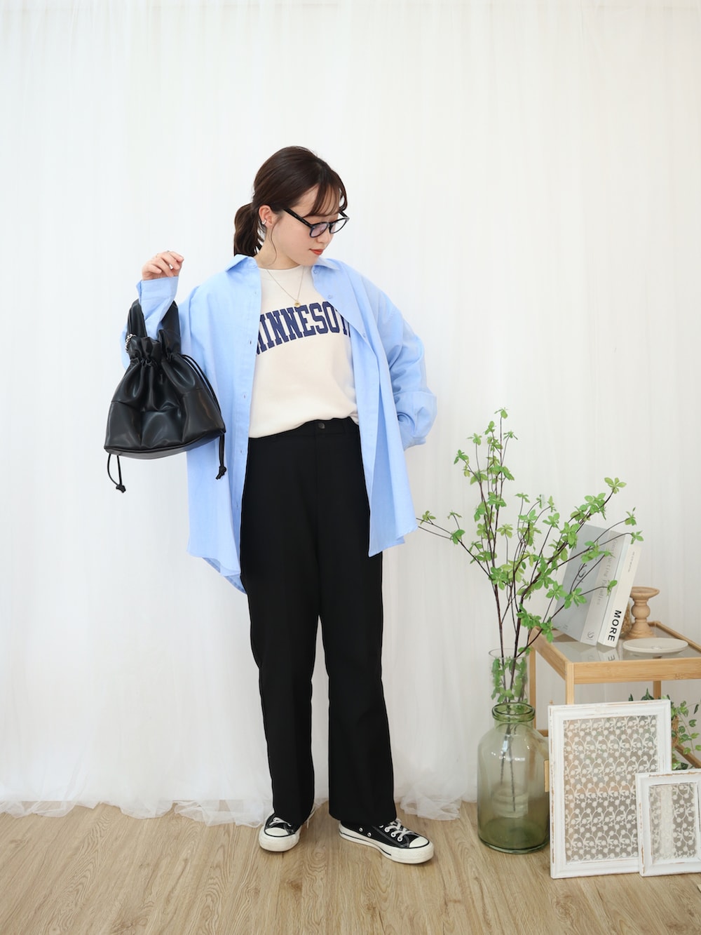 「休日コーデ、ブルーシャツ、ブルー x ホワイト、おでかけコーデ、めがね、プチプラコーデ、ママコーデ、terawearemu、ママファッション、しまむら、しまむらコーデ、オーバーサイズシャツ、春コーデ」|「しまむらのアイテム(トップス、ブルー系)」を使った、てらさん(レディース・161cm)の冬コーディネートの2枚目の写真