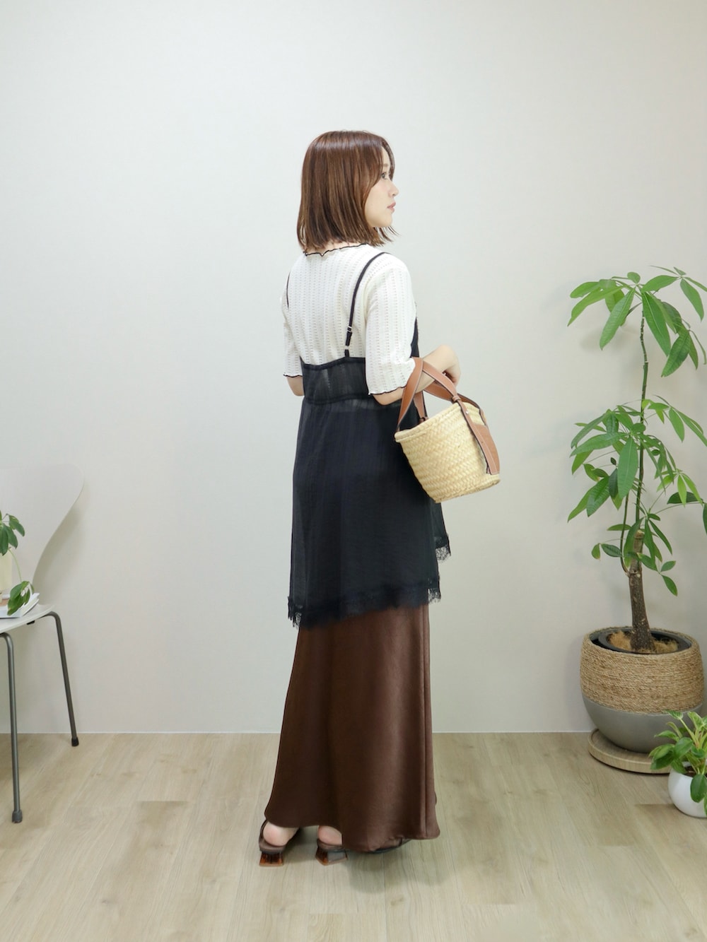 ホワイト系のTシャツ/カットソー、ブラウン系のスカート、ベージュ系のかごバッグを着用したレディースの夏コーディネートの2枚目の写真