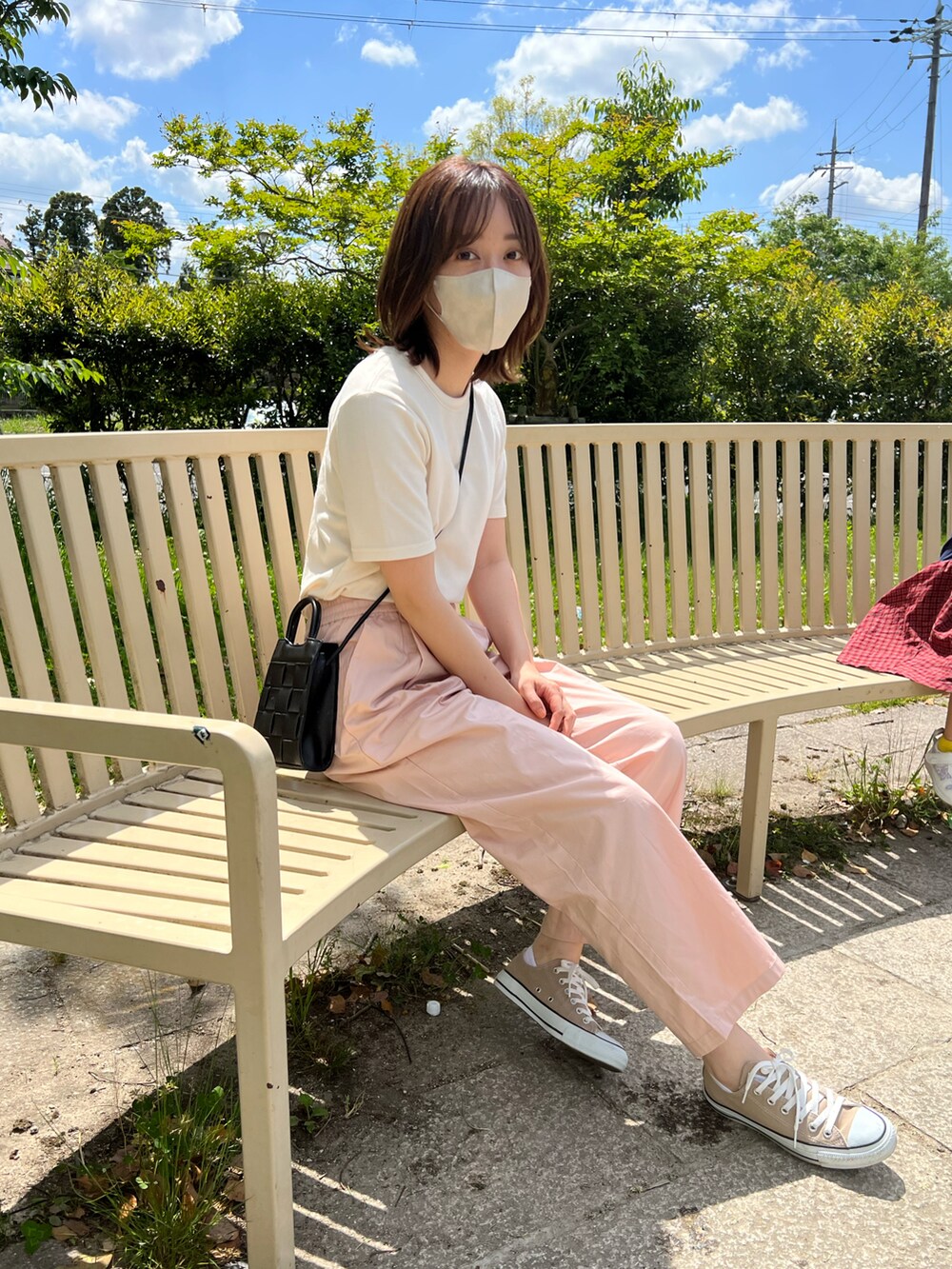 ピンク系のその他パンツ、ホワイト系のTシャツ/カットソー、ブラック系のショルダーバッグを着用したレディースの春コーディネートの2枚目の写真