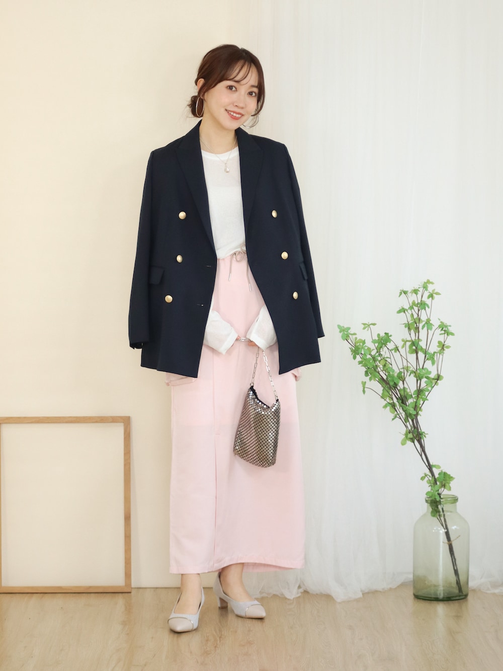 ピンク系のスカート、ホワイト系のTシャツ/カットソー、ブルー系のテーラードジャケットを着用したレディースの冬コーディネートの2枚目の写真