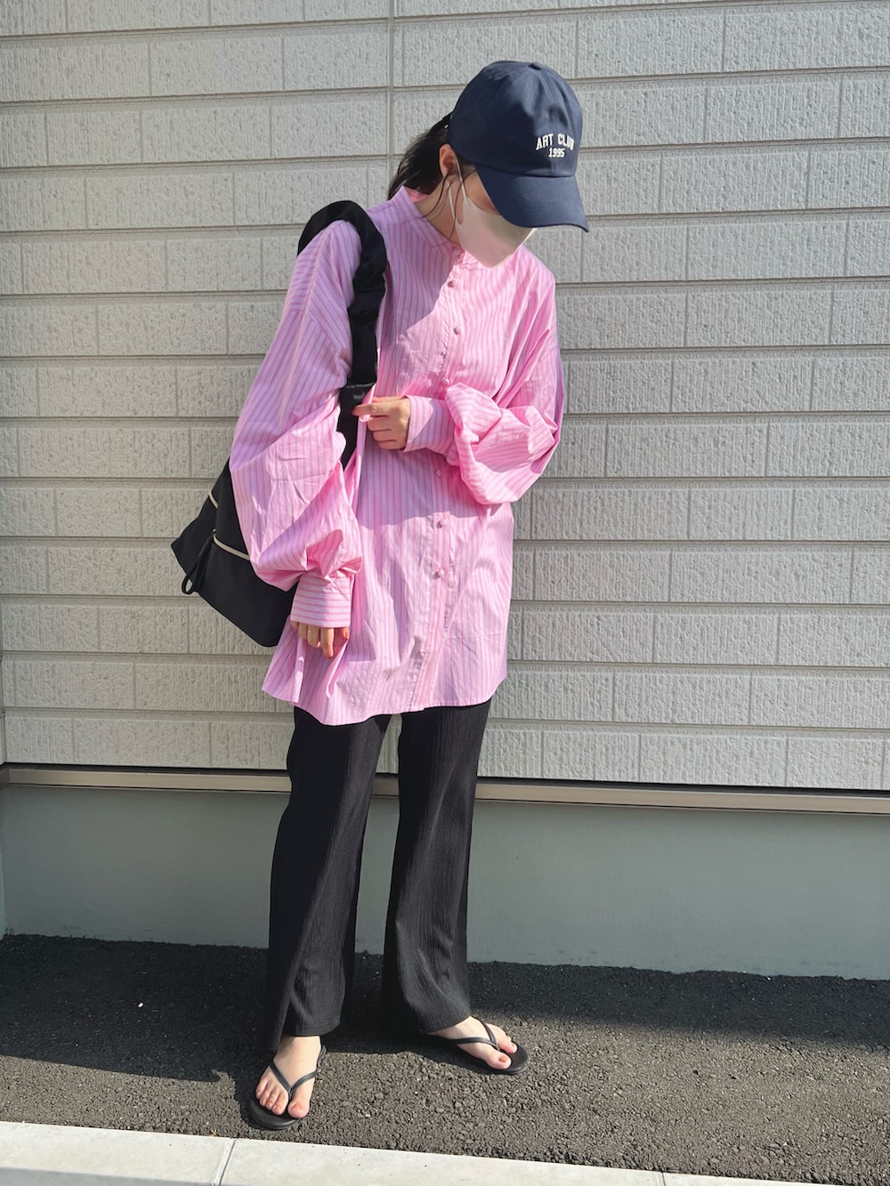 ピンク系のシャツ/ブラウス、ブラック系のパンツ、ブラック系のバッグを着用したレディースの夏コーディネートの2枚目の写真