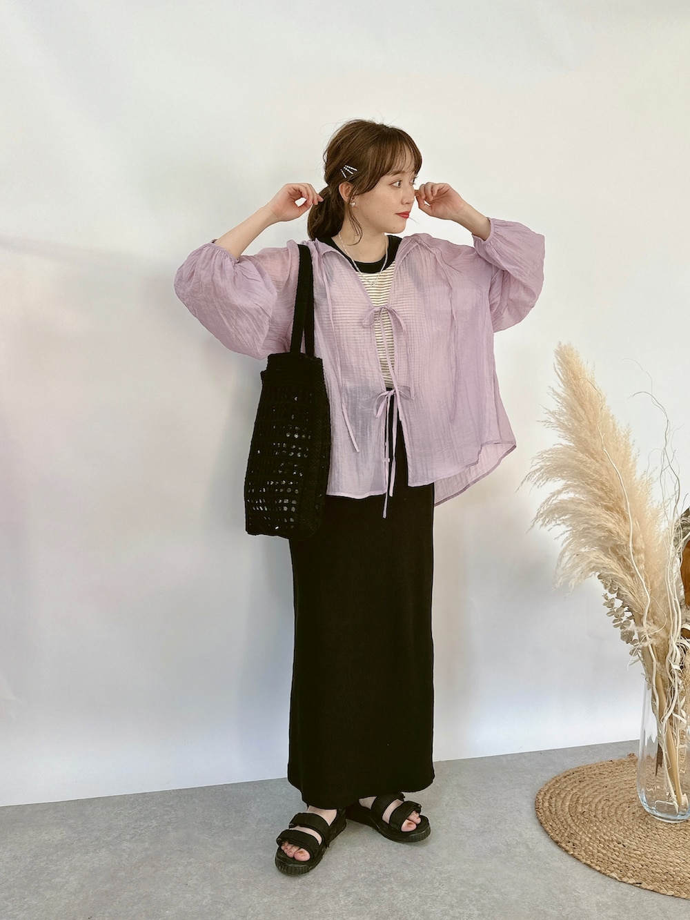 ホワイト系のタンクトップ、パープル系のシャツ/ブラウス、ブラック系のスカートを着用したレディースの夏コーディネートの3枚目の写真