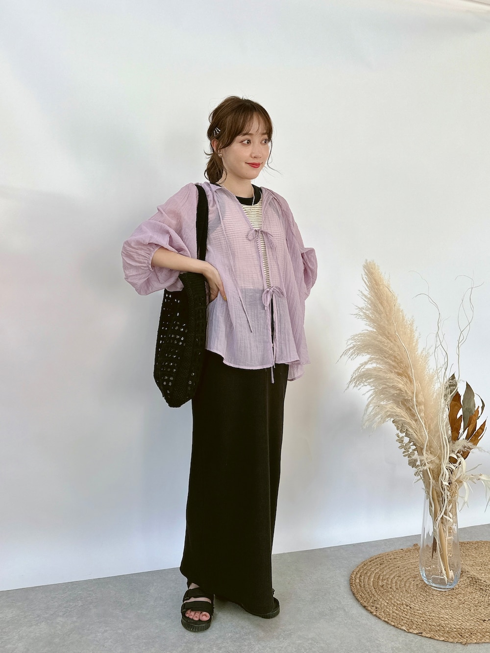 ホワイト系のタンクトップ、パープル系のシャツ/ブラウス、ブラック系のスカートを着用したレディースの夏コーディネートの2枚目の写真