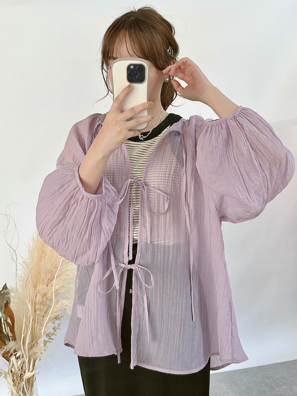 ホワイト系のタンクトップ、パープル系のシャツ/ブラウス、ブラック系のスカートを着用したレディースの夏コーディネートの4枚目の写真