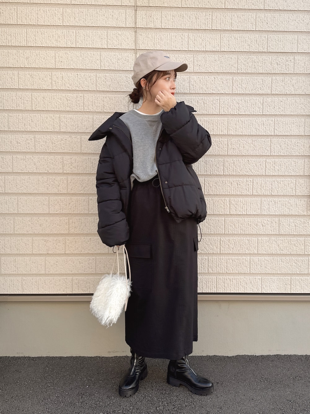 グレー系のニット/セーター、ホワイト系のショルダーバッグ、ブラック系のジャケット/アウターを着用したレディースの秋コーディネートの2枚目の写真