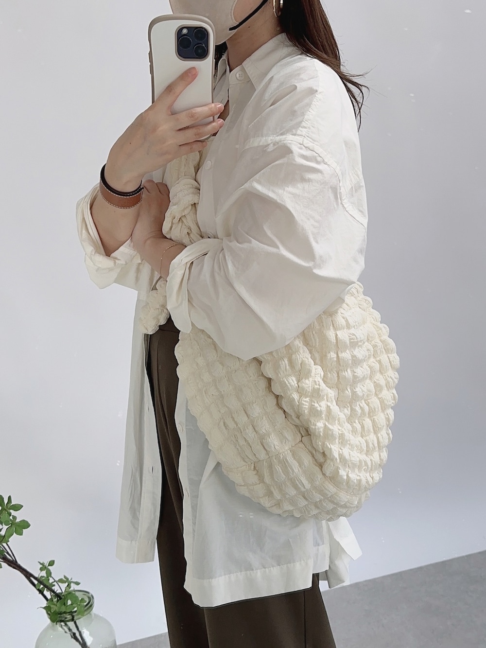 ホワイト系のバッグ、グリーン系のパンツ、ホワイト系のシャツ/ブラウスを着用したレディースの春コーディネートの5枚目の写真