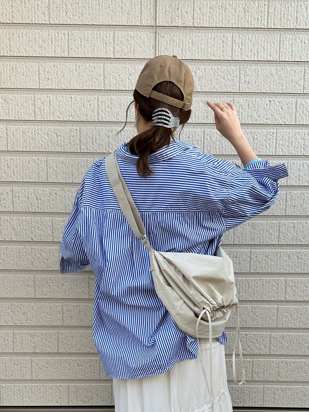 「春服、オトナカジュアル、キャップ、シャツスタイル、レイヤードスタイル、シアートップス、プチプラ、休日スタイル、ロングスカート、スニーカー、ストライプ、しまむらコーデ、ママコーデ、プチプラコーデ、UNIQLO U」｜「LOWRYS FARMのCASUAL CLASSIC CAP　271537（キャップ、ベージュ系）」を使った、てらさん（レディース・161cm）の春コーディネートの3枚目の写真