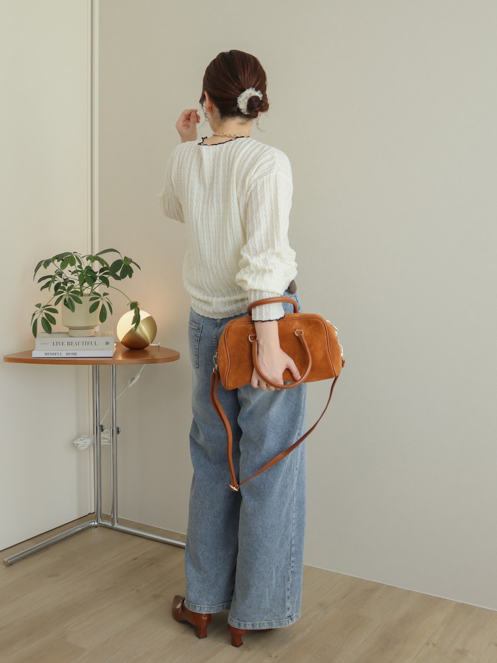 ホワイト系のTシャツ/カットソー、ブルー系のデニムパンツ、イエロー系のボストンバッグを着用したレディースの秋コーディネートの2枚目の写真