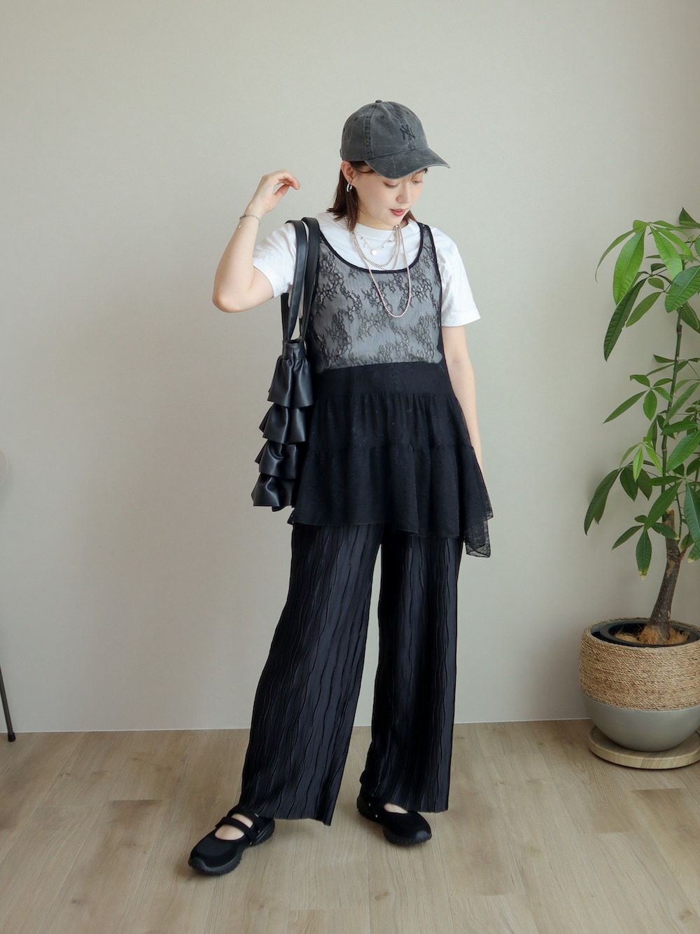 ブラック系のタンクトップ、ブラック系のその他パンツ、ブラック系のスニーカーを着用したレディースの夏コーディネートの2枚目の写真