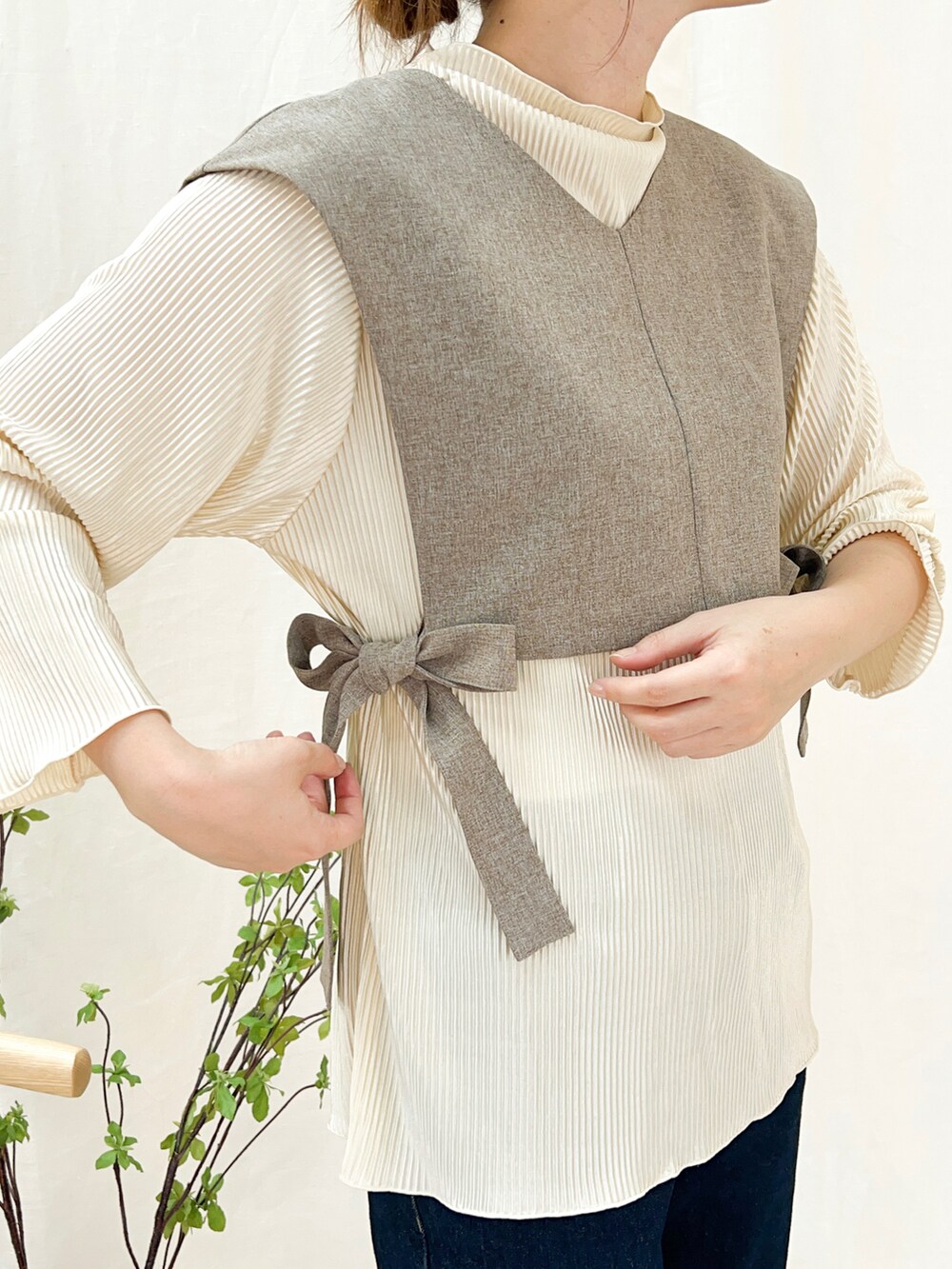 ベージュ系のワンピース/ドレス、ホワイト系のトップスを着用したレディースの夏コーディネートの2枚目の写真