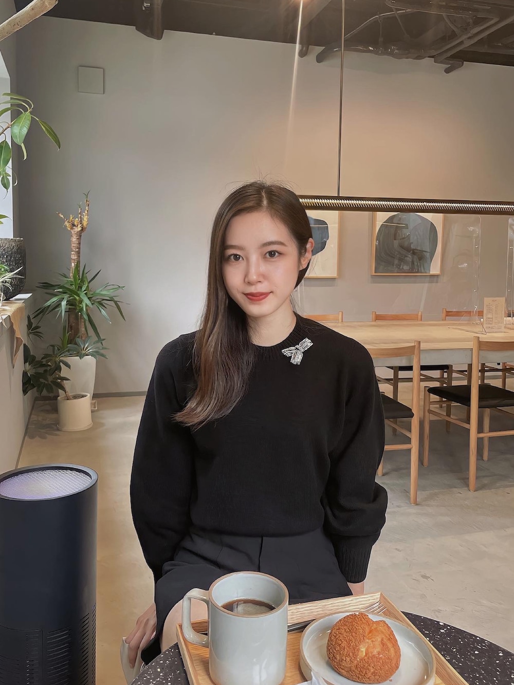 「カジュアル、ジャケット、ジャケットスタイル、ロングブーツ、フレアパンツ、オトナカジュアル、オトナ女子、大人シンプル、オトナカワイイ、秋のコーデ、ニット、休日スタイル、大人女子」｜「ACYMのBetty slim long ブーツ（ブーツ、ブラック系）」を使った、Mizukiさん（レディース・164cm）の秋コーディネートの2枚目の写真