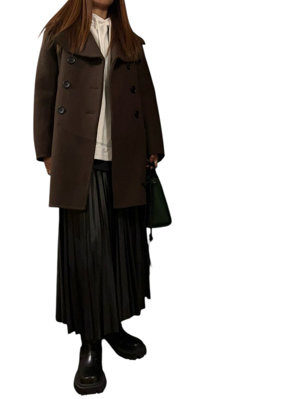 ブラック系のブーツ、ホワイト系のパーカー、グリーン系のショルダーバッグを着用したレディースの冬コーディネートの2枚目の写真