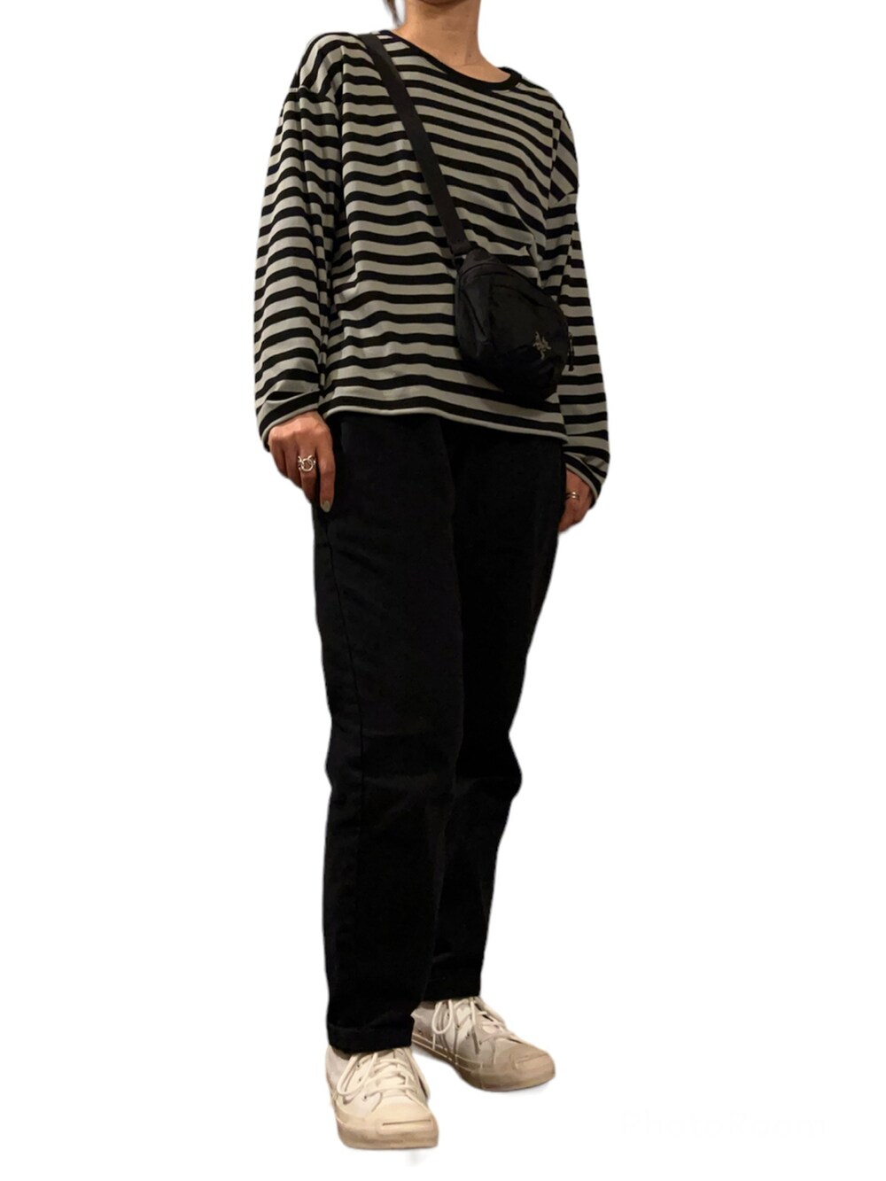 ホワイト系のスニーカー、ブラック系のその他パンツ、グリーン系のTシャツ/カットソーを着用したレディースの春コーディネートの2枚目の写真