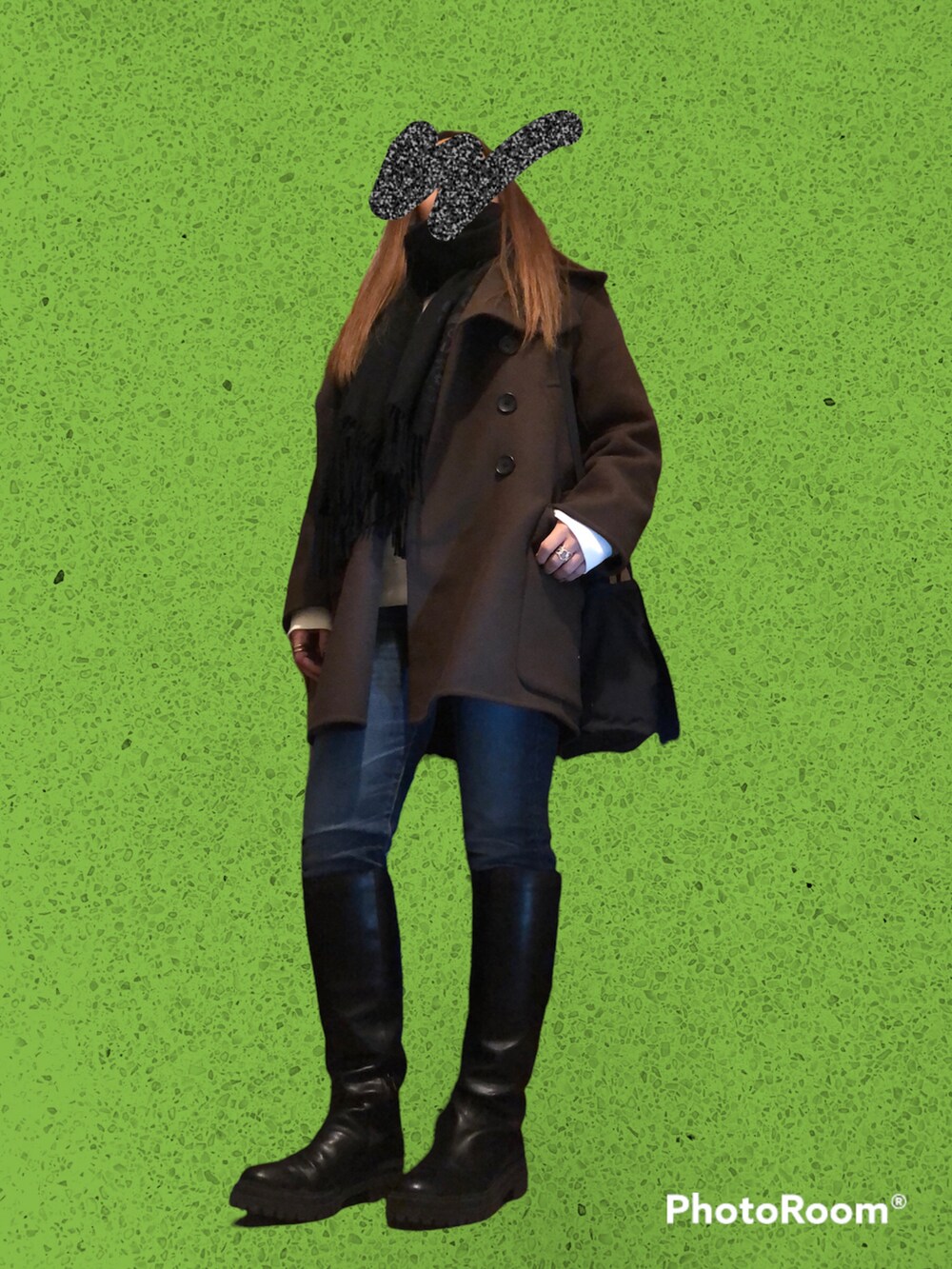 ブラック系のブーツ、ブルー系のデニムパンツ、ホワイト系のスウェットを着用したレディースの春コーディネートの2枚目の写真