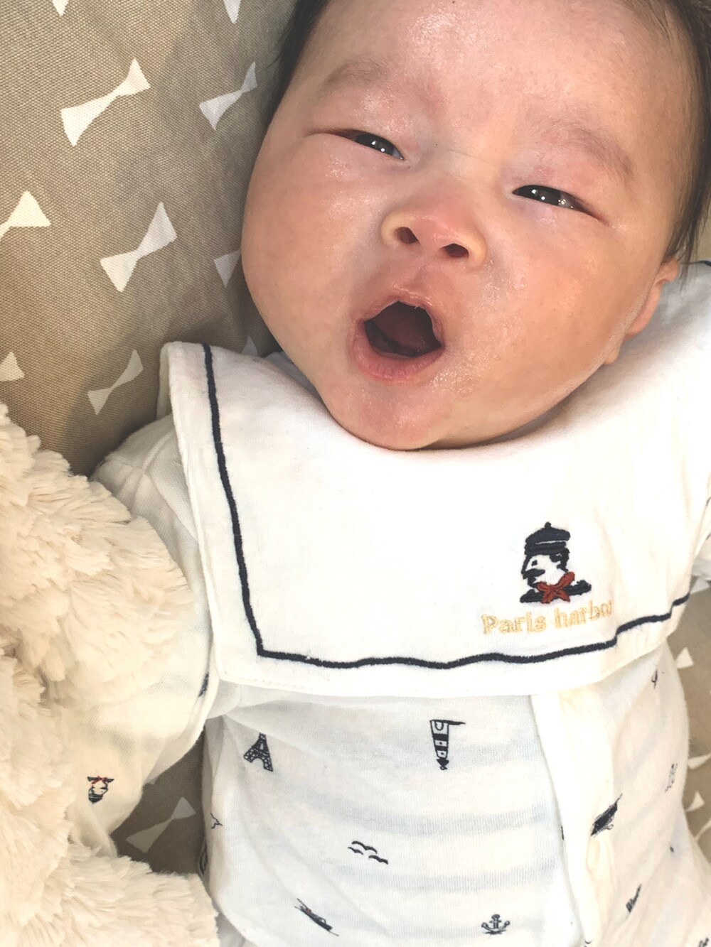 ホワイト系のロンパースを着用したキッズの春コーディネートの2枚目の写真