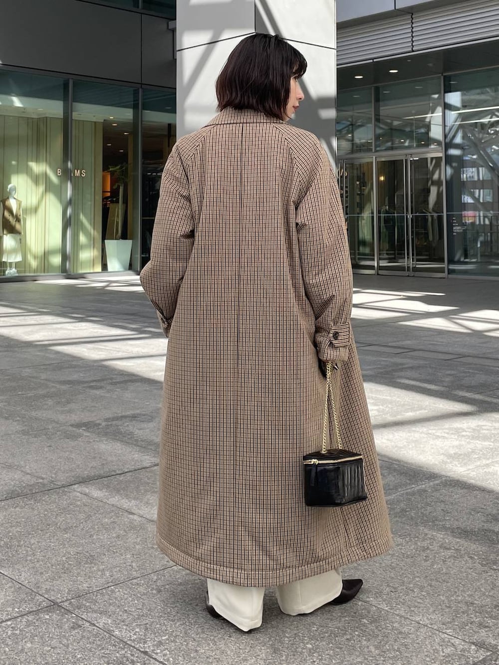 ベージュ系のTシャツ/カットソー、ホワイト系のその他パンツ、ベージュ系のチェスターコートを着用したレディースの秋コーディネートの3枚目の写真