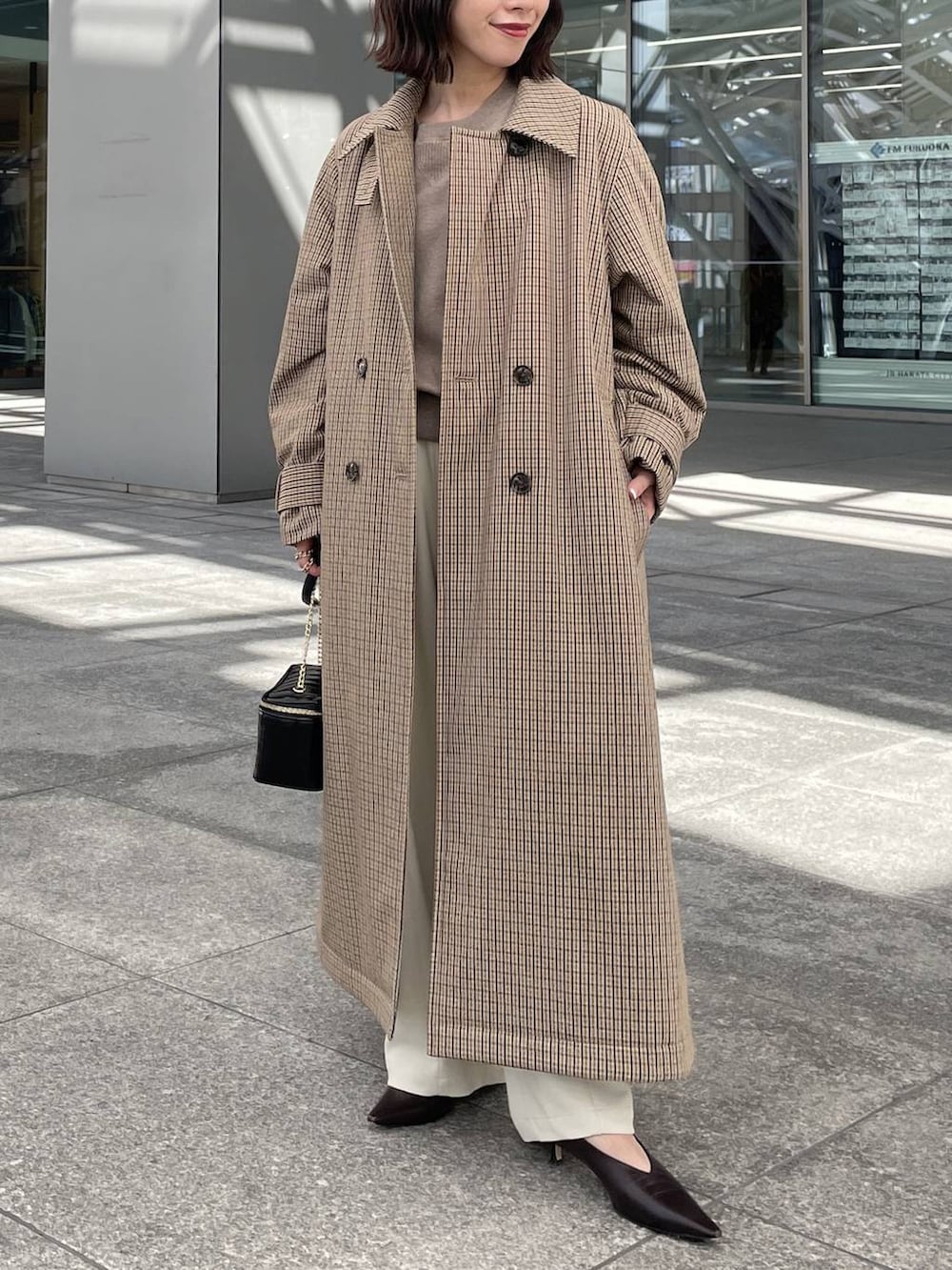 ベージュ系のTシャツ/カットソー、ホワイト系のその他パンツ、ベージュ系のチェスターコートを着用したレディースの秋コーディネートの4枚目の写真