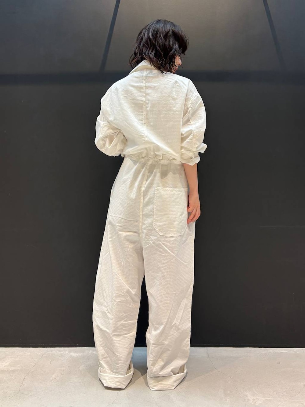 ホワイト系のTシャツ/カットソー、ホワイト系のつなぎ/オールインワン、ゴールド系のブレスレットを着用したレディースの夏コーディネートの3枚目の写真