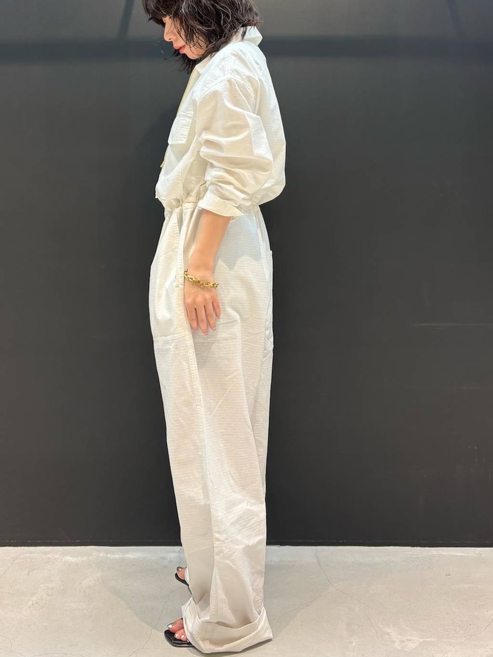 ホワイト系のTシャツ/カットソー、ホワイト系のつなぎ/オールインワン、ゴールド系のブレスレットを着用したレディースの夏コーディネートの5枚目の写真