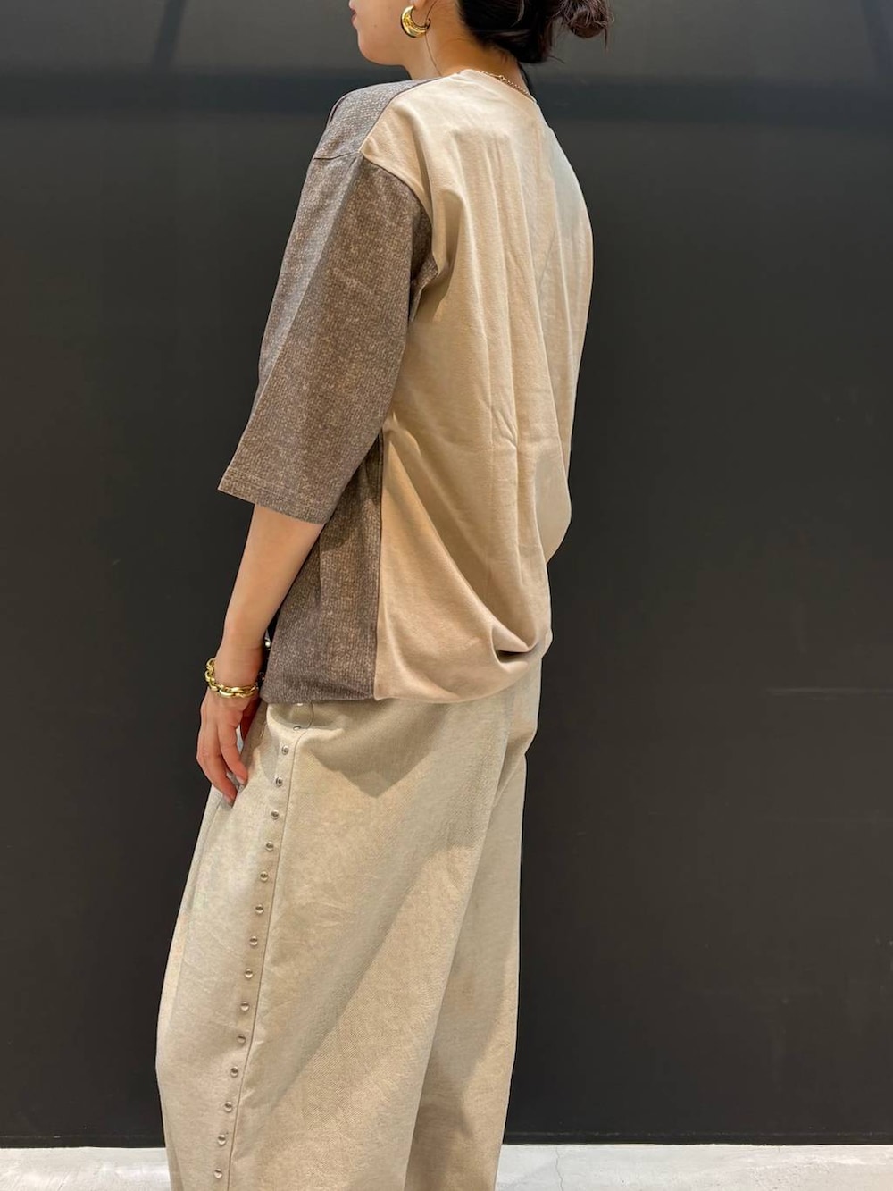ベージュ系のその他パンツ、ブラウン系のTシャツ/カットソー、ゴールド系のピアス（両耳用）を着用したレディースの夏コーディネートの5枚目の写真