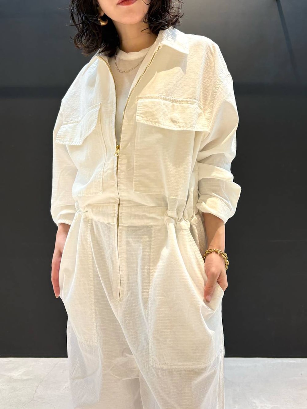 ホワイト系のTシャツ/カットソー、ホワイト系のつなぎ/オールインワン、ゴールド系のブレスレットを着用したレディースの夏コーディネートの4枚目の写真