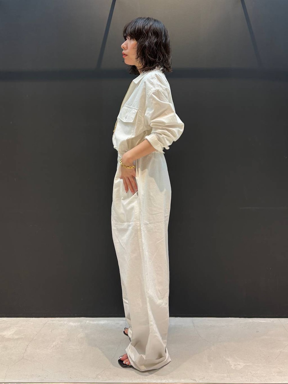ホワイト系のTシャツ/カットソー、ホワイト系のつなぎ/オールインワン、ゴールド系のブレスレットを着用したレディースの夏コーディネートの2枚目の写真