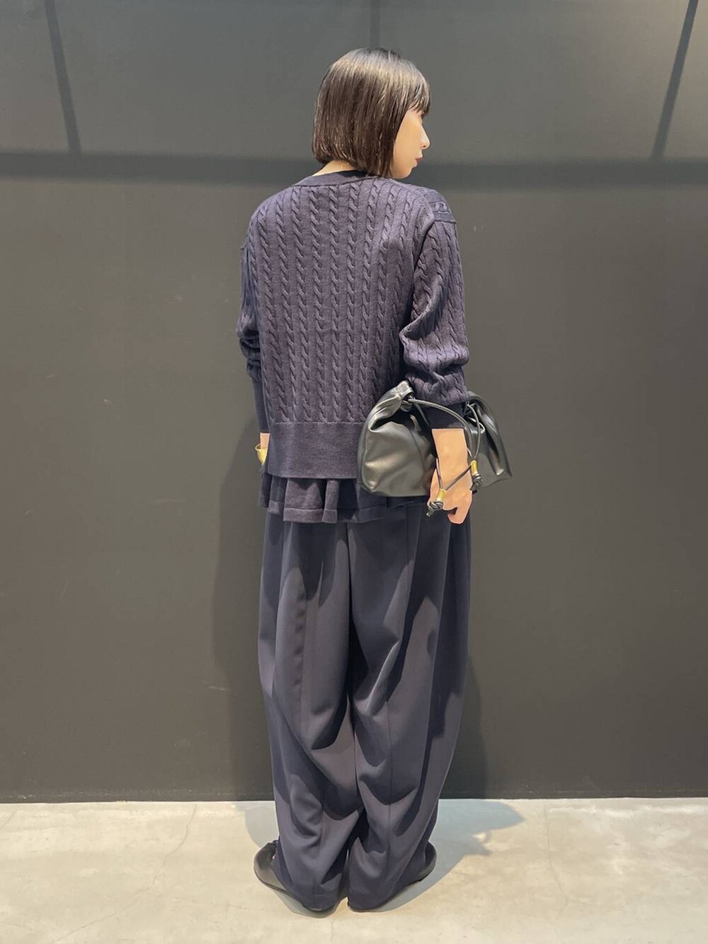 ブルー系のカーディガン/ボレロ、ブルー系のその他パンツ、ブラック系のクラッチバッグを着用したレディースの秋コーディネートの4枚目の写真