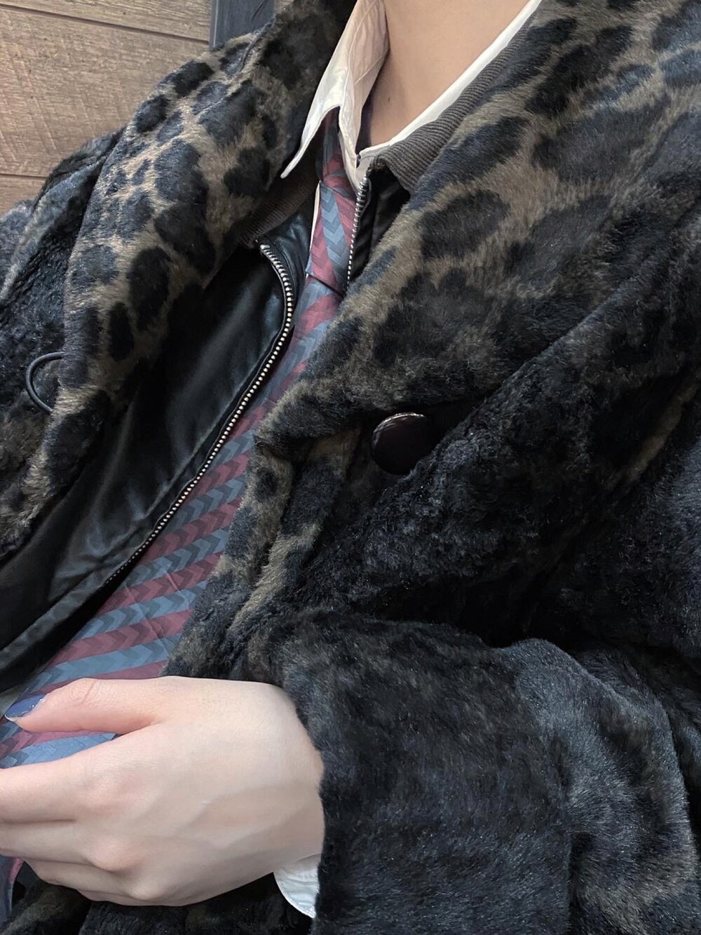 ブラック系のスラックス、その他のネクタイ、その他のジャケット/アウターを着用したレディースの冬コーディネートの2枚目の写真