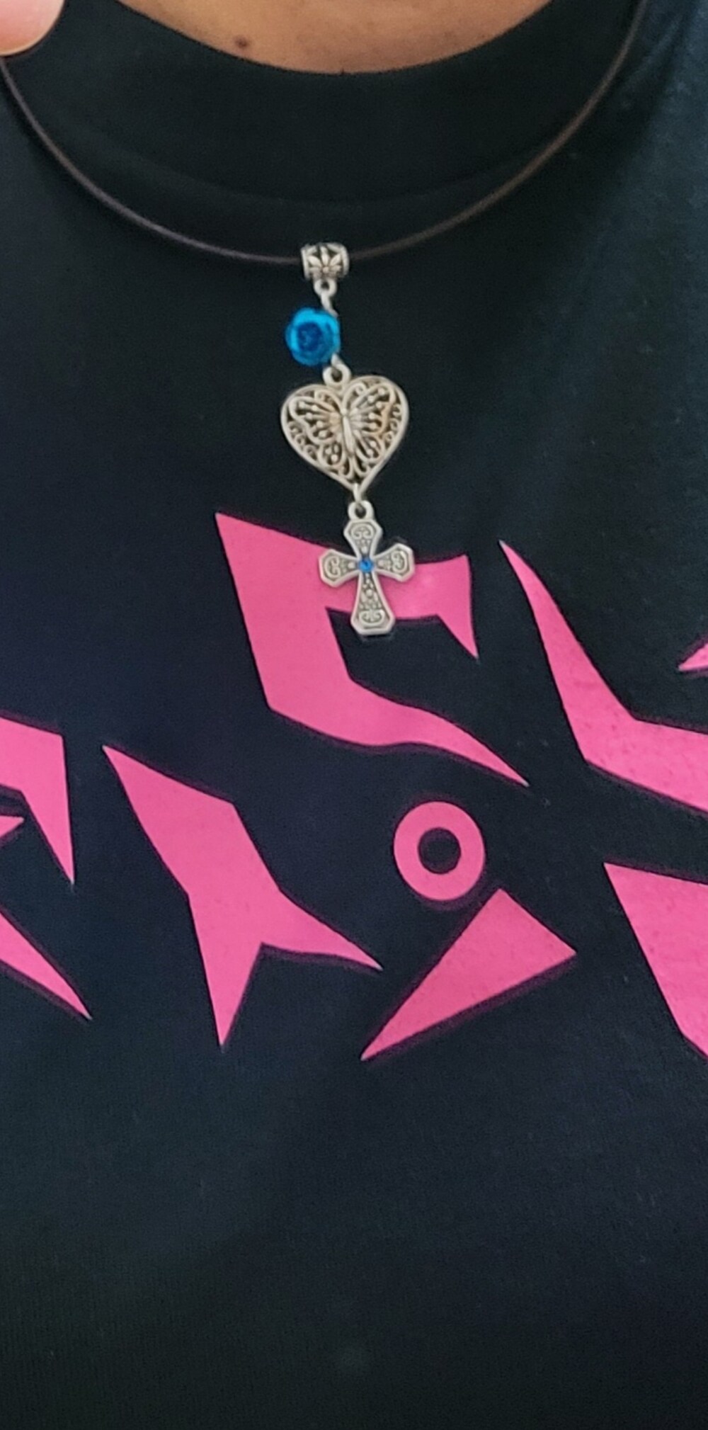 ブルー系のデニムパンツ、ブラック系のTシャツ/カットソーを着用したレディースの春コーディネートの2枚目の写真