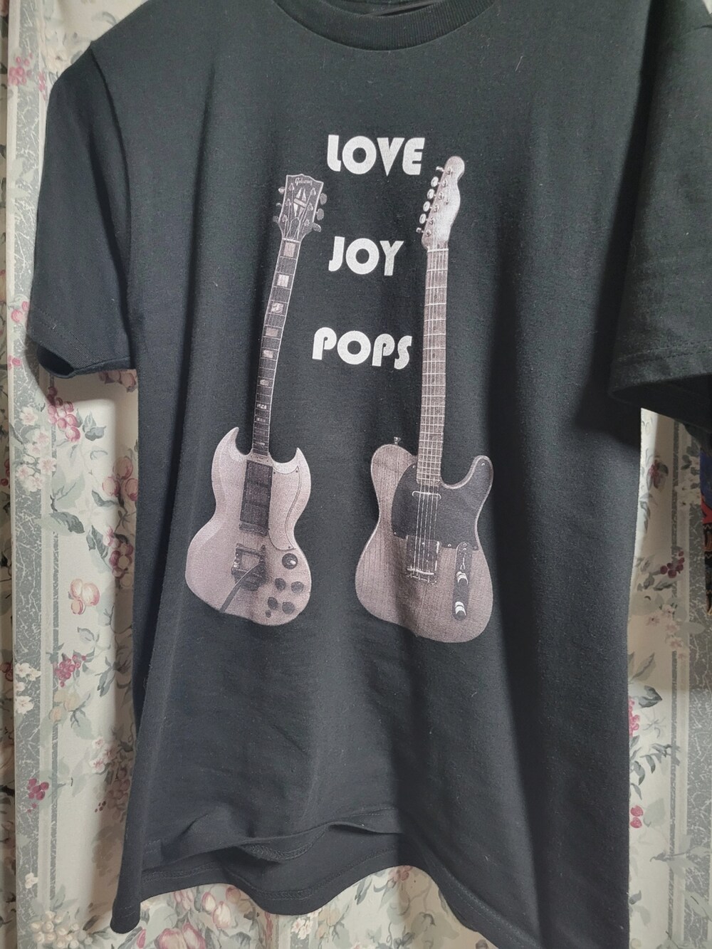 その他のベスト、ブラック系のTシャツ/カットソーを着用したレディースの春コーディネートの2枚目の写真