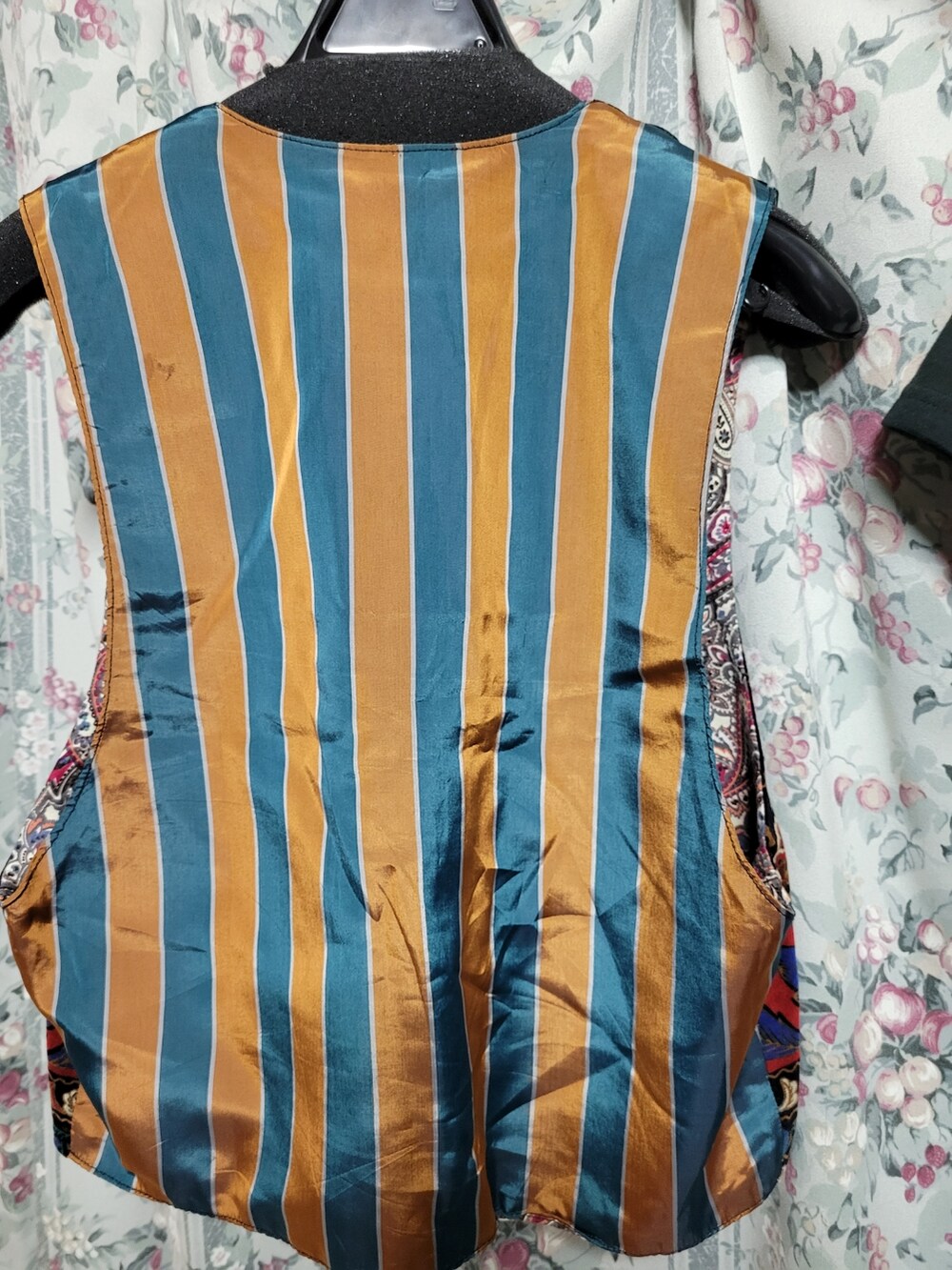 その他のベスト、ブラック系のTシャツ/カットソーを着用したレディースの春コーディネートの4枚目の写真