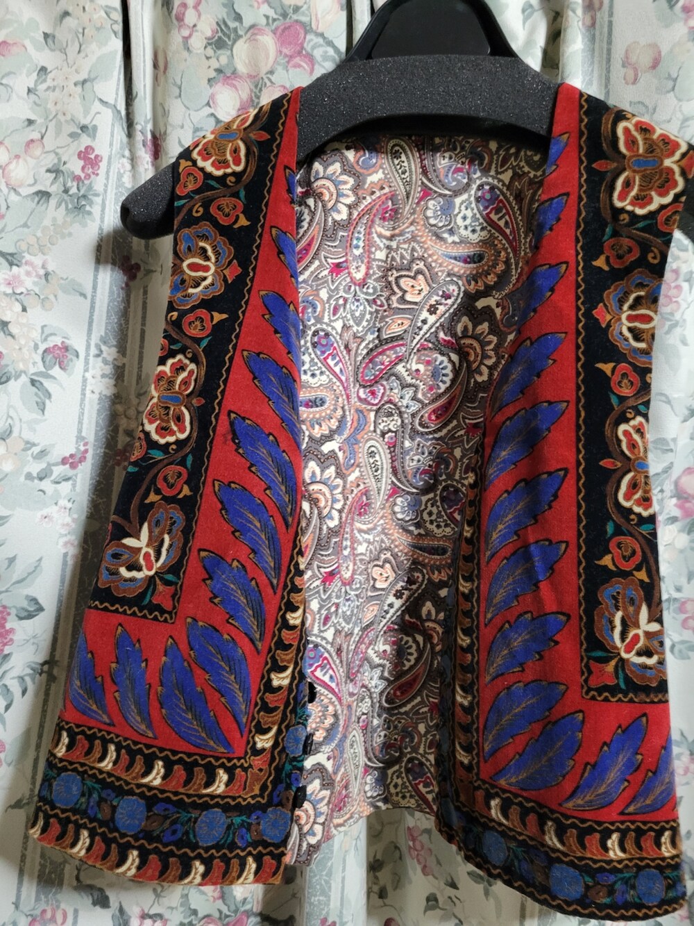 その他のベスト、ブラック系のTシャツ/カットソーを着用したレディースの春コーディネートの3枚目の写真