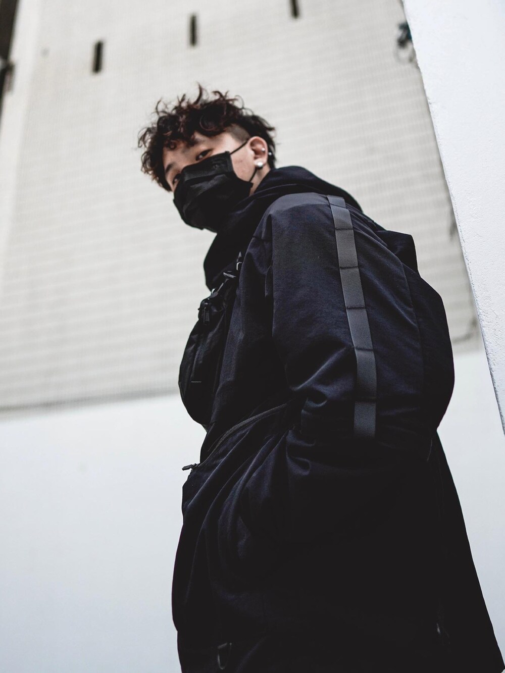 ブラック系のその他アウター、ブラック系のその他パンツ、ブラック系のスニーカーを着用したメンズの春コーディネートの2枚目の写真