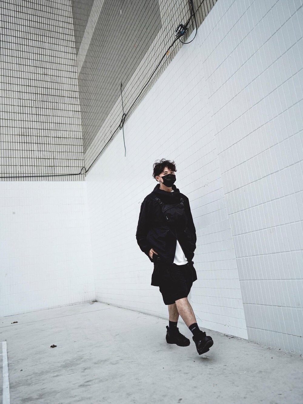 ブラック系のその他アウター、ブラック系のその他パンツ、ブラック系のスニーカーを着用したメンズの春コーディネートの4枚目の写真