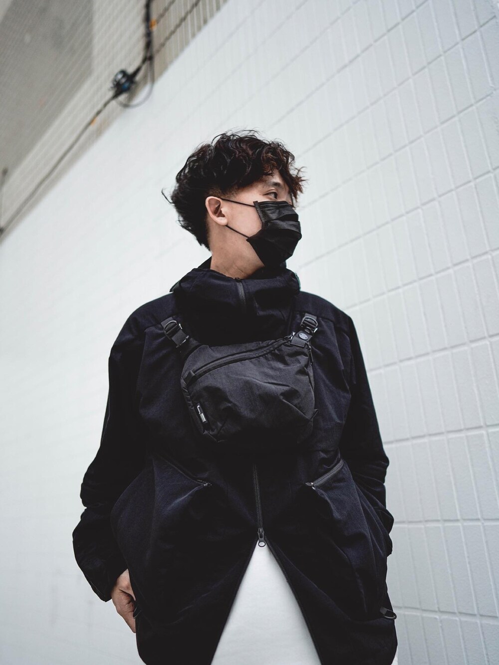 ブラック系のその他アウター、ブラック系のその他パンツ、ブラック系のスニーカーを着用したメンズの春コーディネートの3枚目の写真