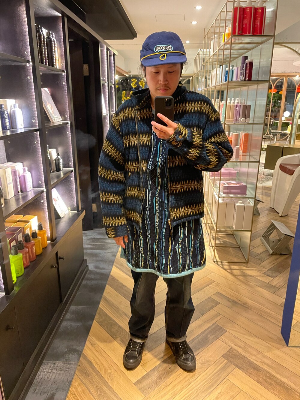 ブラック系のスニーカーを着用したメンズの秋コーディネートの2枚目の写真